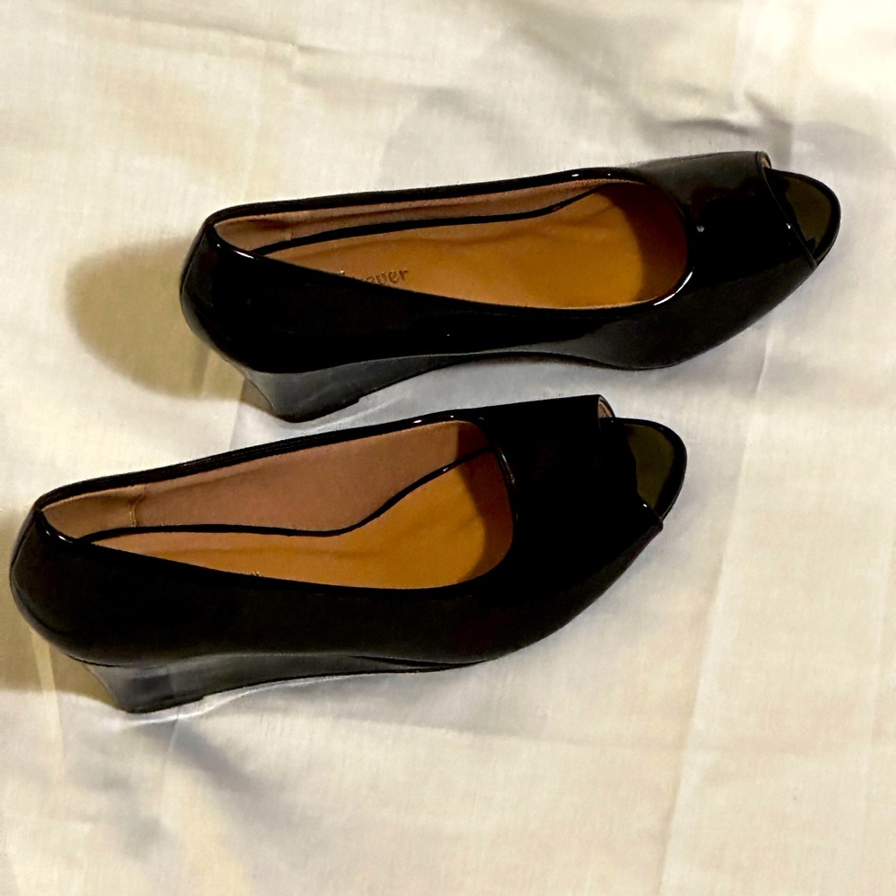 ✨NWOT✨ Forever Link Open Peep Toe Patent Leather Wedge Heels | Black | Size 7.5